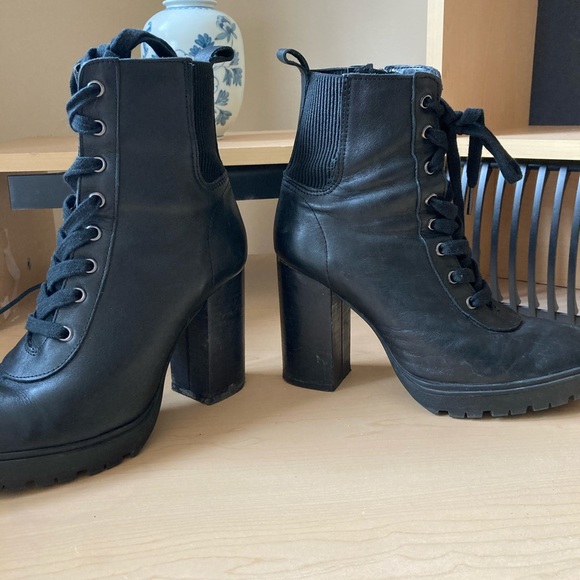 STEVE MADDEN LACE UP BOOTS - Picture 2 of 3